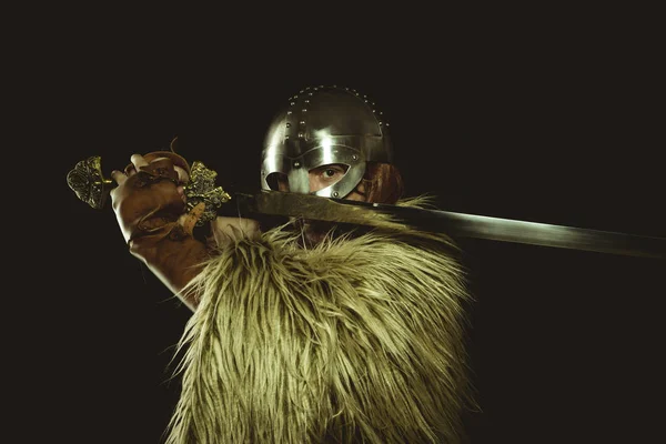 Воин Викингов Металлическом Шлеме Шкурах Животных Кожаные Перчатки Красный Деревянный — стоковое фото