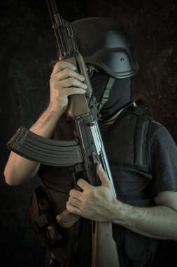 Suç, silahlı adam av tüfeği ve kurşun geçirmez yelek