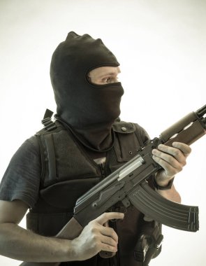 Suç, silahlı adam av tüfeği ve kurşun geçirmez yelek