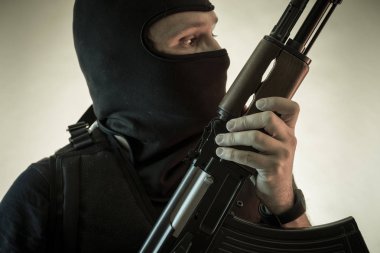 Bekçi, silahlı adam av tüfeği ve kurşun geçirmez yelek