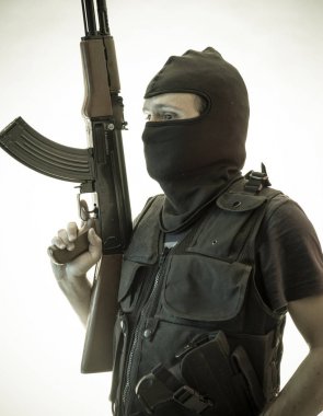 Güvenlik, silahlı adam av tüfeği ve kurşun geçirmez yelek