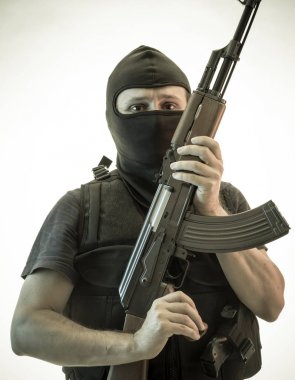 Hırsız, av tüfeği ve kurşun geçirmez yelek ile silahlı adam