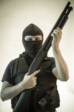 Güvenlik, silahlı adam av tüfeği ve kurşun geçirmez yelek