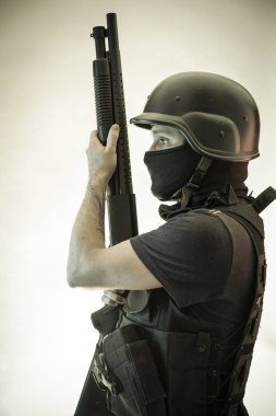 Bekçi, silahlı adam av tüfeği ve kurşun geçirmez yelek