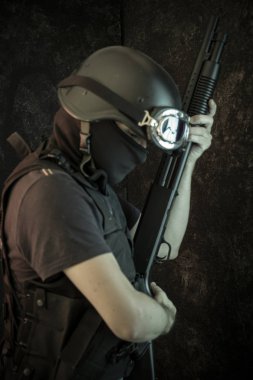 Bekçi, silahlı adam av tüfeği ve kurşun geçirmez yelek