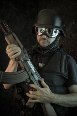 Hırsız, av tüfeği ve kurşun geçirmez yelek ile silahlı adam