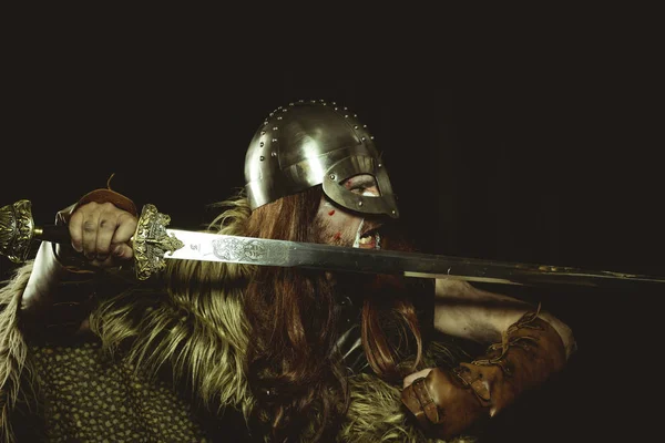 Vikingský Bojovník Kovovou Přilbou Kůží Kožené Gauntlety Červený Dřevěný Štít — Stock fotografie