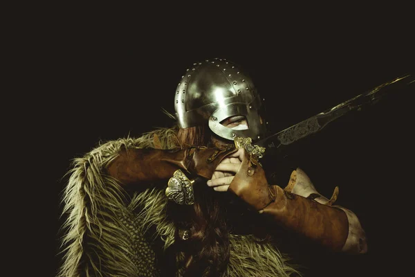 维京战士与金属头盔和动物皮肤 皮革护罩 红色木盾与黄金装饰和钢剑 — 图库照片