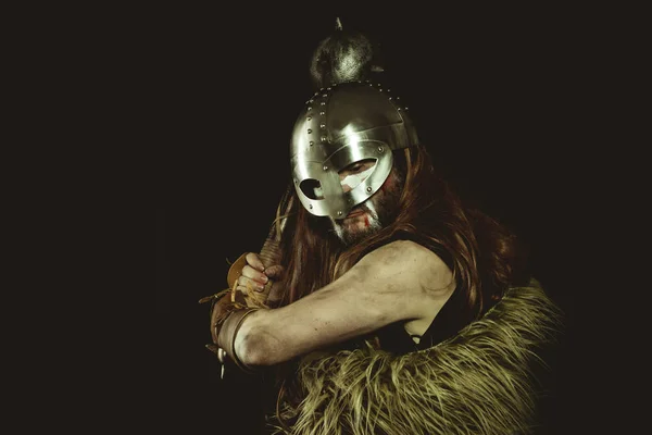 Guerrero Vikingo Con Casco Metálico Pieles Animales Guanteletes Cuero Escudo —  Fotos de Stock