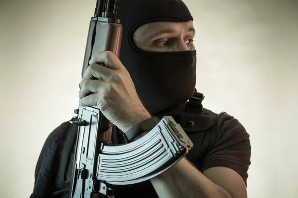 Dief Man Gewapend Met Shotgun Bulletproof Vest — Stockfoto