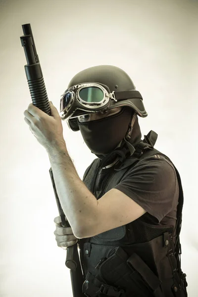 Dief Man Gewapend Met Shotgun Bulletproof Vest — Stockfoto