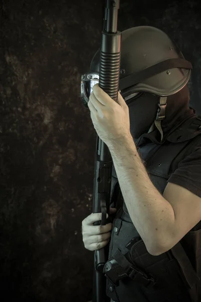 Bewaker Man Gewapend Met Shotgun Bulletproof Vest — Stockfoto