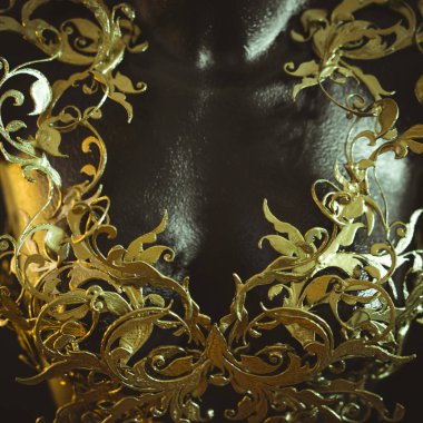 Abs filament, Haute couture, barok veya Rönesans tarzı altın flourishes detayları ile yapılan korse parçası ile manken. 3d yazıcı ve Abs filament ile baskılı parça