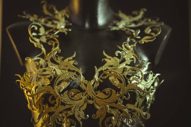 Haute couture, barok veya Rönesans tarzıaltın flourishes ayrıntıları ile yapılan korse parçası ile manken. 3d yazıcı ve Abs filament ile baskılı parça