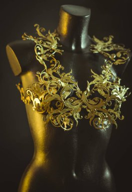 Haute couture, barok veya Rönesans tarzıaltın flourishes ayrıntıları ile yapılan korse parçası ile manken. 3d yazıcı ve Abs filament ile baskılı parça