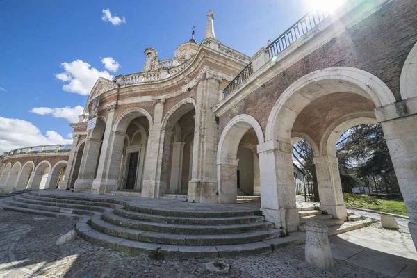アランフエスのサンアントニオ教会 マドリード スペイン アランフエス宮殿にリンクされた石のアーチと歩道 — ストック写真