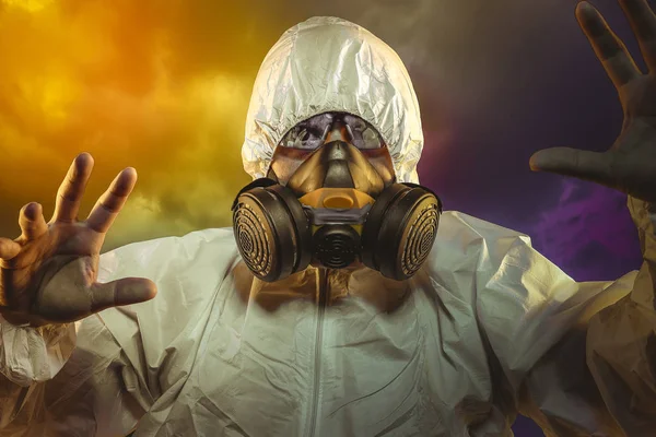 Virus Infectie Veiligheidsconcept Man Beschermend Pak Antigas Masker Met Bril — Stockfoto