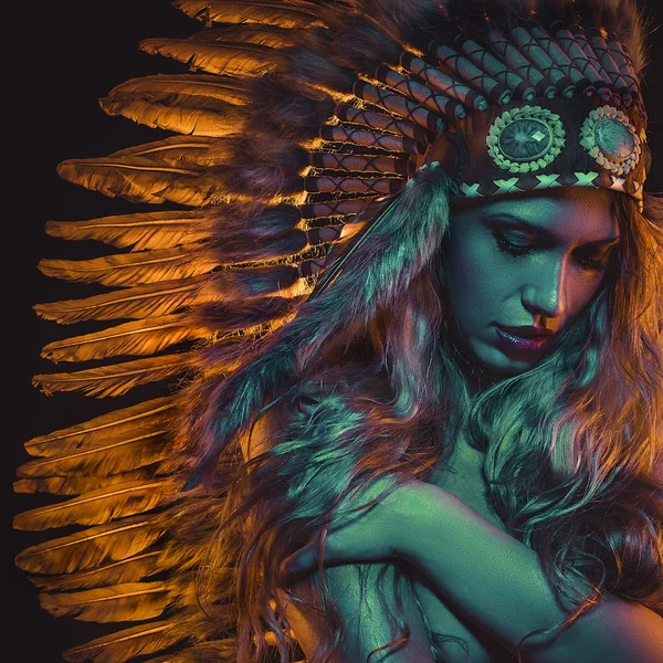 Шаман Красивая Девушка Шлейфом Американских Индийских Перьев — стоковое фото