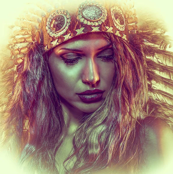 Barevné Krásná Dívka Chocholem Indiánské Peří — Stock fotografie