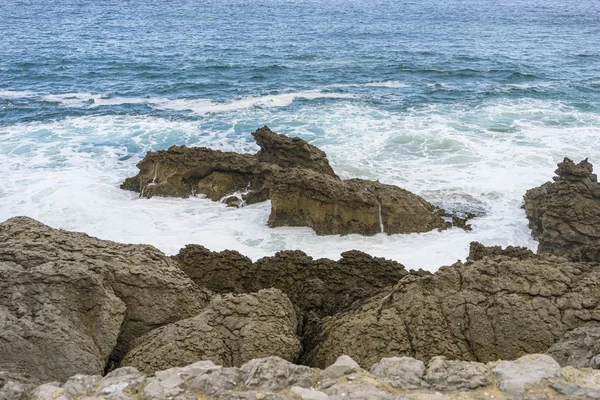 肆虐和愤怒的海打破对岩石 坎塔布里亚海在西班牙北部 — 图库照片