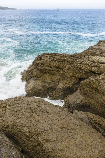 肆虐和愤怒的海打破对岩石 坎塔布里亚海在西班牙北部 — 图库照片