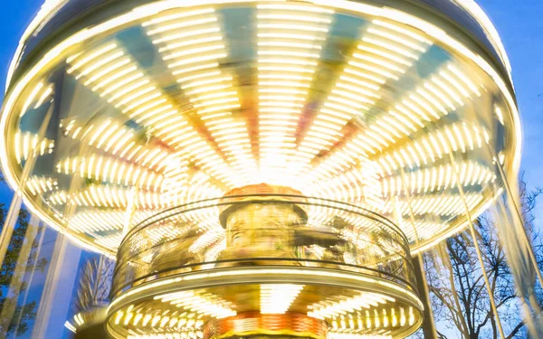 Carrossel Movimento Efeito Desfocado Carrossel Com Luzes Coloridas Entardecer Parque — Fotografia de Stock