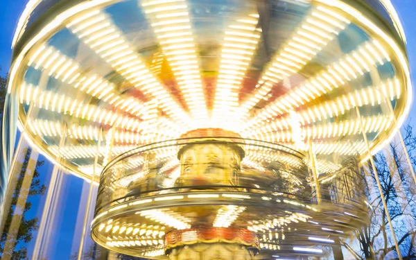 Carrousel Bewegende Ongerichte Effect Van Een Merry Met Kleurrijke Lichten — Stockfoto