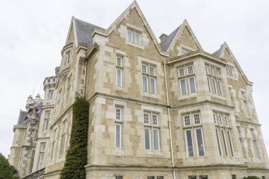 Üniversitesi, Santander şehrinde Palacio de la Magdalena, İspanya'nın kuzeyinde. Kantabriya Denizi'nin yanında eklektik mimari ve İngiliz etkisinin oluşturulması
