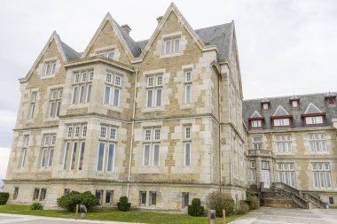 İspanya'nın kuzeyinde, Santander şehrinde palacio de la Magdalena. Kantabriya Denizi'nin yanında eklektik mimari ve İngiliz etkisinin oluşturulması