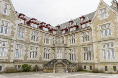 İspanya'nın kuzeyinde, Santander şehrinde palacio de la Magdalena. Kantabriya Denizi'nin yanında eklektik mimari ve İngiliz etkisinin oluşturulması