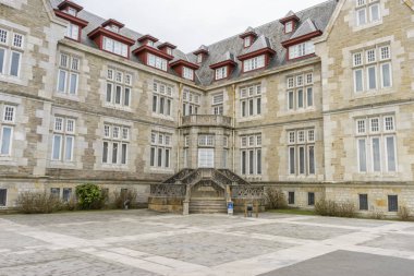 Kolej, Santander kentinde Palacio de la Magdalena, İspanya'nın kuzeyinde. Kantabriya Denizi'nin yanında eklektik mimari ve İngiliz etkisinin oluşturulması