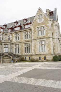 İspanya'nın kuzeyinde, Santander şehrinde palacio de la Magdalena. Kantabriya Denizi'nin yanında eklektik mimari ve İngiliz etkisinin oluşturulması