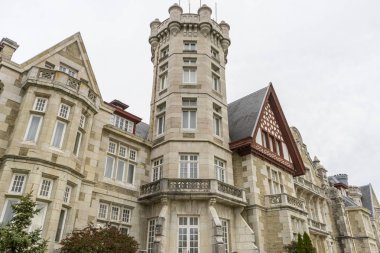 İspanya'nın kuzeyinde, Santander şehrinde palacio de la Magdalena. Kantabriya Denizi'nin yanında eklektik mimari ve İngiliz etkisinin oluşturulması