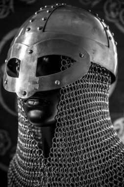 Ahşap ve altın triskel kırmızı kalkan demir zincir posta ile Asker Viking kask