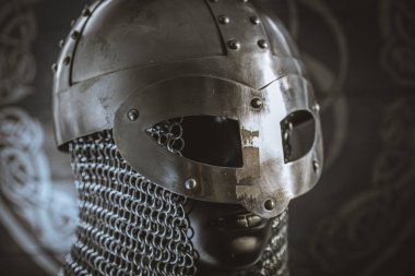 Ahşap ve altın triskel kırmızı kalkan demir zincir posta ile Asker Viking kask