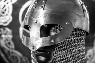 Kostüm Vikingler, güneşin altın şekilleri ile kırmızı bir kalkan üzerinde zincir posta ile viking kask, savaş için silah