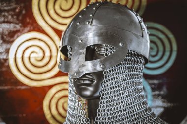 Ahşap ve altın triskel kırmızı kalkan demir zincir posta ile Viking kask