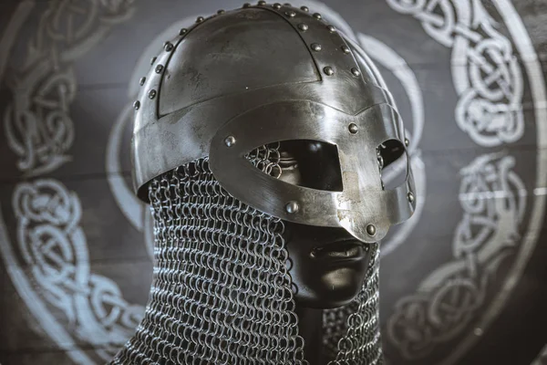 Triskel Vikingos Casco Vikingo Con Malla Escudo Rojo Con Formas — Foto de Stock