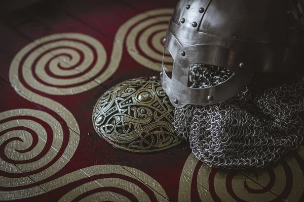 Casco Vikingo Con Malla Hierro Escudo Rojo Madera Trisquel Dorado —  Fotos de Stock