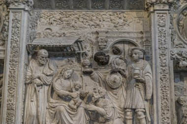 Avila, İspanya - 17 Nisan 2019. İspanya'da Kutsal Hafta kutlamaları sırasında Avila Katedrali İçişleri. Kabartma İncil sahneleri