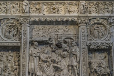 Avila, İspanya - 17 Nisan 2019. İspanya'da Kutsal Hafta kutlamaları sırasında Avila Katedrali İçişleri. Kabartma İncil sahneleri