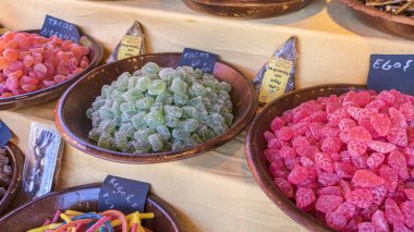 karışık tatlı esnaf, şeker ve meyan kökü barlar, şeker ve el yapımı tatlılar ile fındık