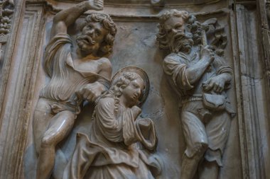 Avila, İspanya - 17 Nisan 2019. İspanya'da Kutsal Hafta kutlamaları sırasında Avila Katedrali İçişleri. Kabartma İncil sahneleri