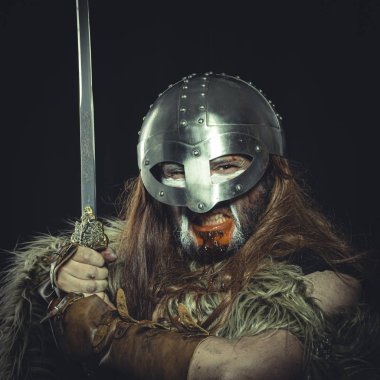 Viking, kask ve savaş resimleri ile İskandinav savaşçı, bir kılıç ve hayvan derisi bir pelerin giyer