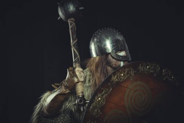 Vintage Viking, kask ve savaş resimleri ile İskandinav savaşçı, bir kılıç ve hayvan derisi bir pelerin giyer