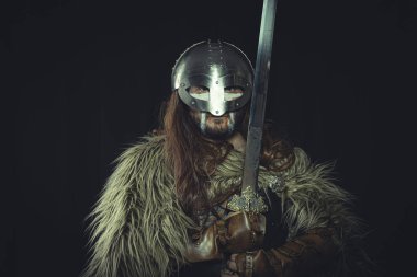 Viking, kask ve savaş resimleri ile İskandinav savaşçı, bir kılıç ve hayvan derisi bir pelerin giyer