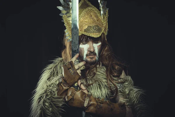 Viking Skandinávský Válečník Helmici Válečnými Malbami Nosí Meč Plášť Zvířecí — Stock fotografie