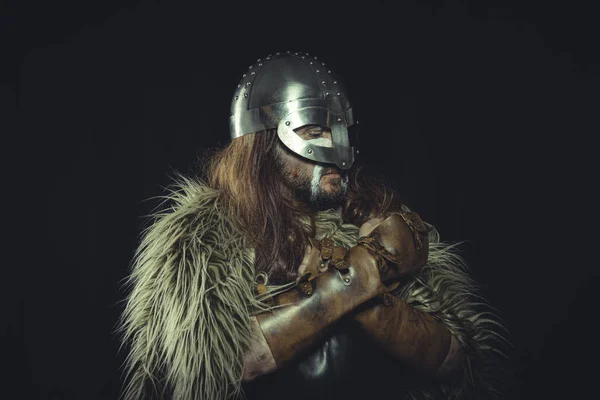 Rendirse Vikingo Guerrero Escandinavo Con Casco Pinturas Guerra Lleva Una — Foto de Stock