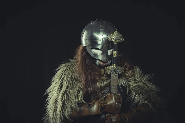 Rendirse Vikingo Guerrero Escandinavo Con Casco Pinturas Guerra Lleva Una —  Fotos de Stock