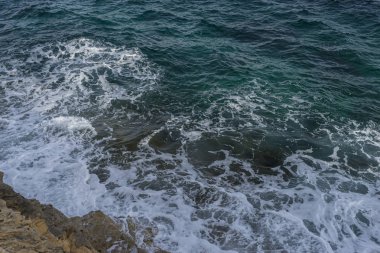 Mallorca adasında Akdeniz'in turkuaz tonları ile sakin deniz, mavi su dokusu, İspanya